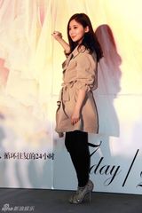 组图：熊乃瑾携闺蜜团亮相时装周 风衣LOOK清新率性