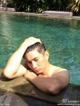 组图：吴奇隆晒海岛写真 裸上身性感诱惑