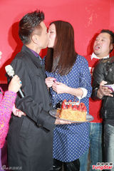 组图：滕丽名老公公开亮相 献热吻祝贺爱妻生日