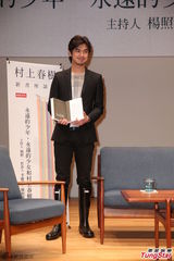 组图：陈柏霖黑色西装现身 脚穿雨靴造型混搭