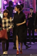 组图：孙俪超宽松黑袍现身 双手遮肚疑似有孕