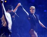 高清：蕾哈娜现身真人秀 劲歌热舞大受追捧