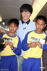 组图：卢广仲搭高铁游台北书展 献朗读处女秀