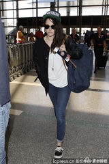 组图：暮光女现身机场一路黑面 帕丁森传新恋情