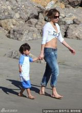 组图：洛佩兹海滩放松心情 一家其乐融融玩耍显童真