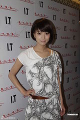 组图：王珞丹清爽造型为时装店站台直言爱杀价