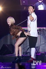 组图：朴宰范等参加HIPHOP音乐节引爆火热现场