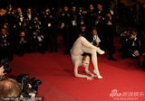 组图：女星戛纳红毯大秀柔术身体对折