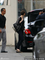 组图：《蝙蝠侠3》主创离开巴黎 海瑟薇边走边聊