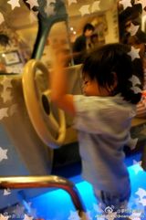 组图：微镜头下的小小志 呆萌可爱完胜童颜老爸