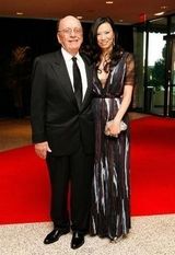 组图：邓文迪与78岁默多克亮相 真空上阵秀性感