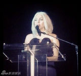 组图：GAGA露背装暴瘦亮相 荷叶罩裹胸欲坠