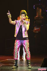 组图：周杰伦开个唱大秀人鱼线 张智霖同台助阵