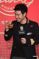 组图：潘玮柏代言洋酒 谈入围金钟奖大呼意外