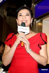 高清图：钟楚红为珠宝店剪彩 着红色礼服变公主