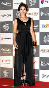 组图：朴信惠黑色V字裙亮相性感秀美乳