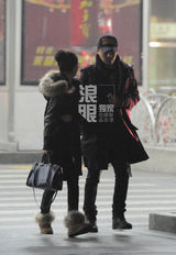 组图：陈思诚佟丽娅紧急回京 连夜录歌筹划婚礼