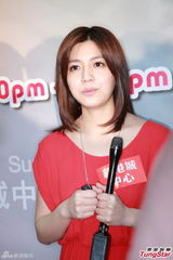 组图：陈妍希露背短裙性感 被评唱功差感失落