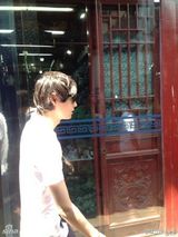 组图：古川雄辉低调现身上海七宝老街显亲民