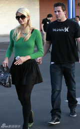 幻灯：希尔顿走“绿色风” 与男友为圣诞节采购