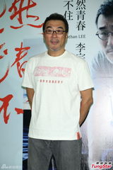 组图：李宗盛桃红衬衫开唱 称林忆莲唱得更好