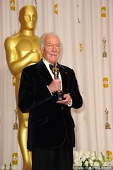 高清组图：奥斯卡后台获奖众星举金人光彩照人