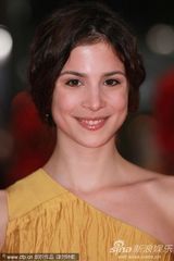 组图：女演员爱琳-缇索黄色长裙优雅性感