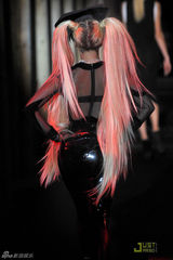 组图：Lady Gaga出席时装秀 脸上点痣造型依旧雷人