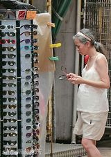 组图：蓝洁瑛顶白发落寞逛街 停药拒看医生情绪欠稳