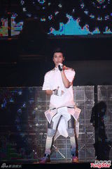 组图：严爵个唱秀舞技 打死不肯脱衣露腹肌