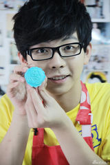 高清图组：胡夏做月饼迎中秋 得意展示个人成品