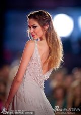 组图：安娜蕾-提普顿闪耀红毯 裸色纱裙飘逸轻盈