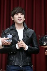 组图：韩国神话组合成员李珉宇结束兵役与粉丝见面