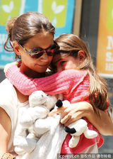 组图：凯蒂霍尔姆斯带女儿逛街 苏瑞情绪低落躲镜头