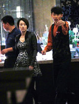 组图:文章携女儿赴满月酒 马伊琍大肚饭量猛增