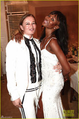 组图：黑珍珠坎贝尔性感亮相派对 高叉裙秀长腿