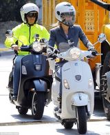 组图：格温妮丝骑摩托接女儿放学 乱超车很危险