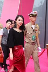 组图：黄圣依助阵活动演绎现实版美女与野兽