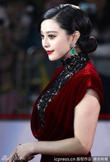 组图：范冰冰复古造型手提宝塔包亮相红毯