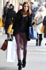 高清组图：奥利维亚-巴勒莫街拍皮草背心搭皮裤