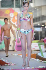 组图：Jessica C比基尼秀美胸俏臀 自曝找到新对象