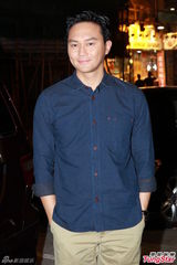 高清图：《冲上云霄2》庆功 张智霖跪吻陈法拉