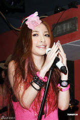 组图：许维恩开唱秀恩爱 吴亚馨送花篮力挺