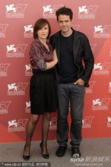 《三》媒体见面会 苏菲-罗艺斯获两男星揽腰护花