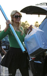 幻灯：希尔顿走“绿色风” 与男友为圣诞节采购