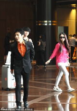 组图：撒贝宁携女伴现身酒店 禁记者偷拍显敏感