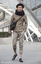 组图：芦芳生时尚街拍 百搭风诠释新潮流