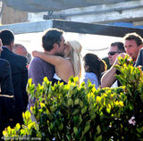 组图：希尔顿激吻《宿醉》导演托德 觅新欢进展迅猛