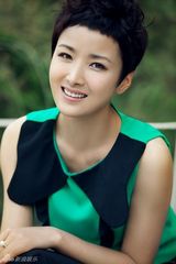 组图：拉丁舞后黄曼户外写真 个性短发帅气出镜