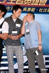 幻灯图：古天乐获赠金枪 与女粉丝亲密接触引醋意